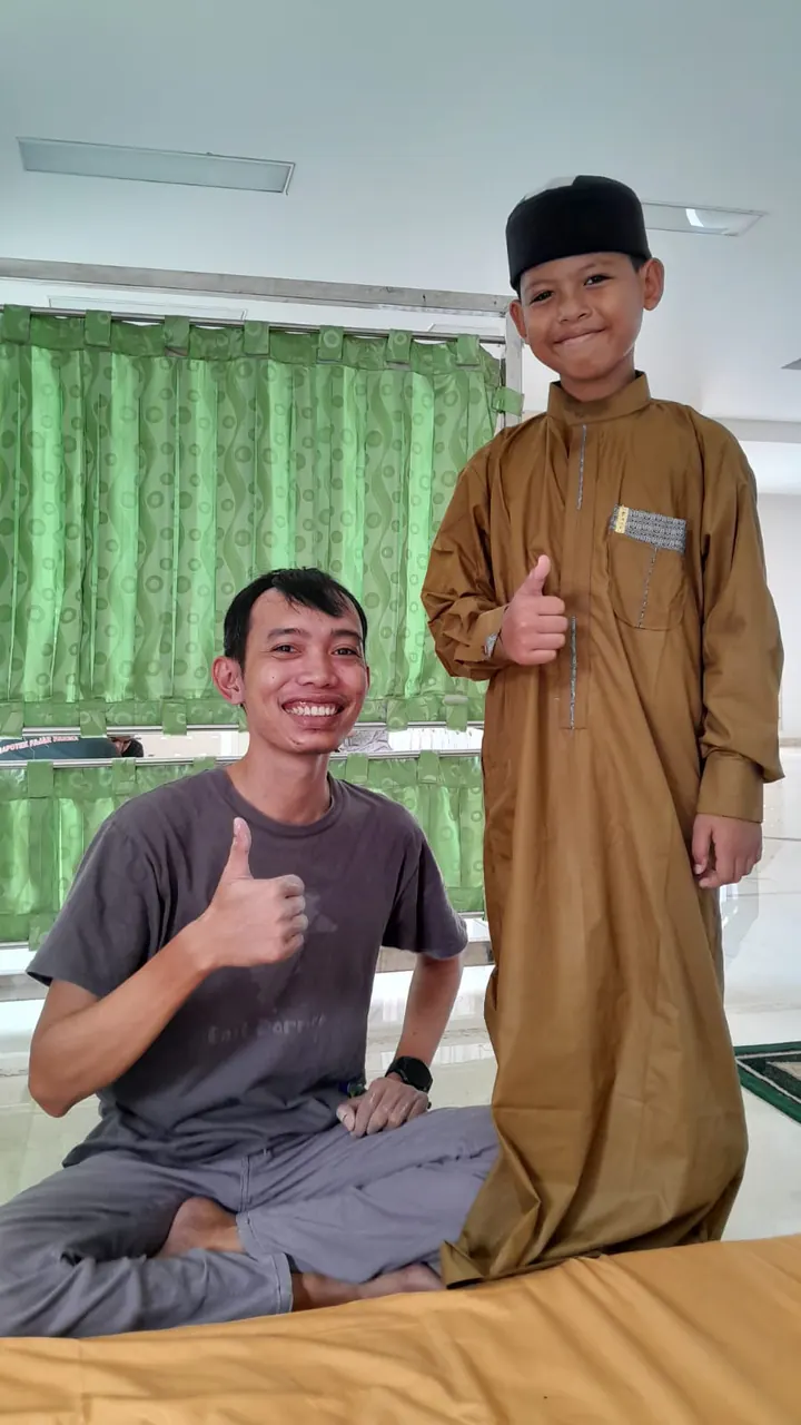 Pasien anak tersenyum bersama tim Rumah Sunat Happy