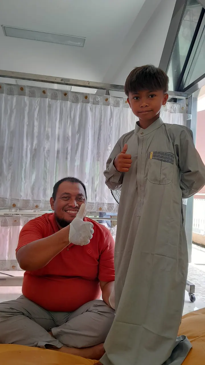Pasien anak memberi tanda jempol bersama tim Sunat Happy