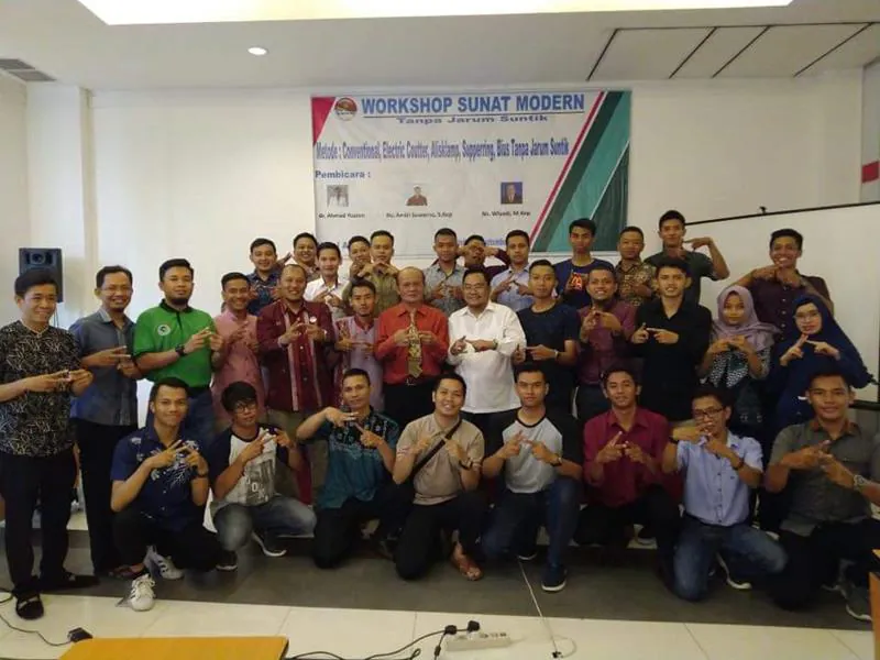 Tim dalam workshop sunat modern di Samarinda