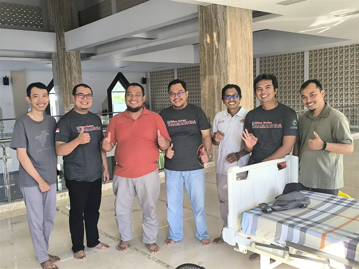 Tim Rumah Sunat Happy Samarinda tersenyum bersama